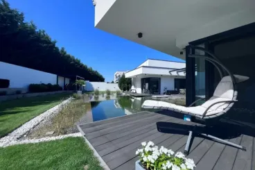 Egy nem mindennapi otthon az erdőben, egy tóval, ami mintha a belső térhez tartozna