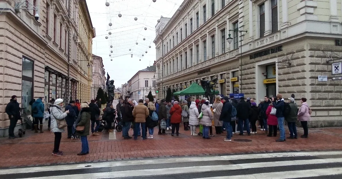 Megkezdődött az ajánlásgyűjtés, Szegeden már reggel sorban álltak a Tisza pultjánál