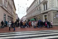 Megkezdődött az ajánlásgyűjtés, Szegeden már reggel sorban álltak a Tisza pultjánál