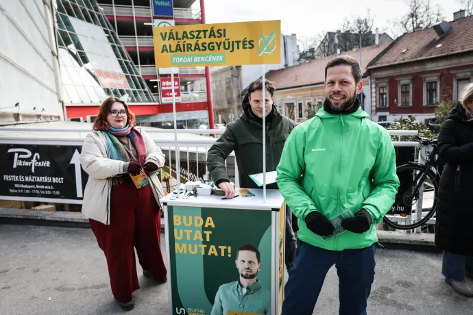 Tordai Bence gyűjt ajánlásokat a Fény utcai piacnál. Tordai függetlenként indul a II. kerületi Budapest 4-es számú választókörzetben – Fotó: Huszti István / Telex