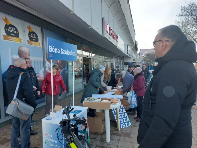 Ajánlásgyűjtés a Győr-Moson-Sopron vármegyei Csornán – Fotó: Cséfalvay Attila / Telex