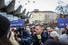 A Tiszánál álltak a sorok, a Fidesz pultjait sok helyen hiába kerestük, de így is meglettek az aláírások