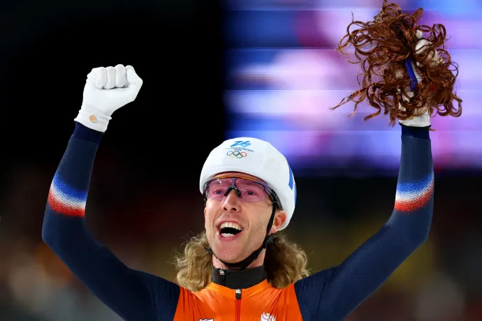 A gyorskorcsolya legidősebb olimpiai bajnokának ünneplés közben póthajat is bedobtak