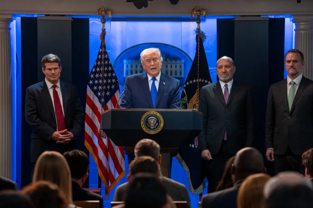 Donald Trump annyira megsértődött a Legfelsőbb Bíróságra, hogy még 5 százalékpontot rádob az egy napja bejelentett vámokra