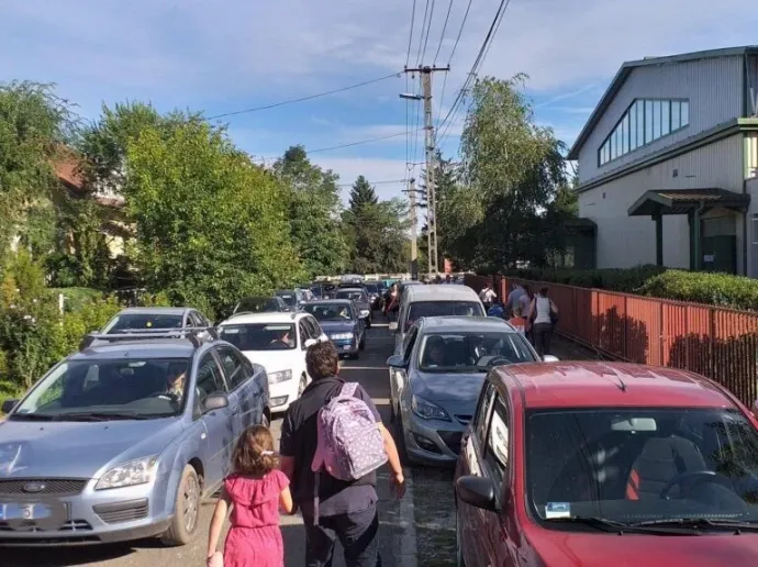 Gyalogosokat is akadályozó iskola előtti forgalom egy agglomerációs iskola előtt – Fotó:Bereczky Ákos