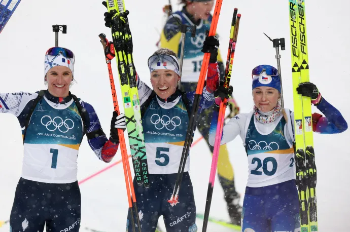 A női tömegrajtos biatlon dobogósai, Jules Simon, Océane Michelon és Tereza Voborníková – Fotó: Eloisa Lopez / Reuters