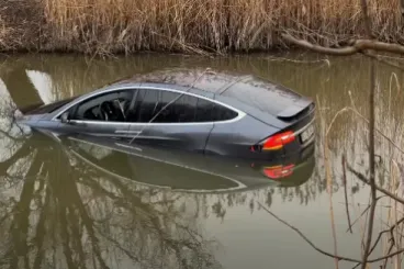 Másodperceken múlt, hogy ki tudott szállni a Tesla-sofőr, aki belehajtott a Hortobágy-Berettyó-főcsatornába