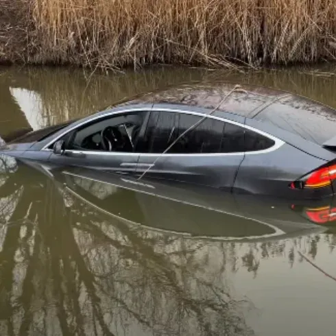 Belehajtott egy Teslás a Hortobágy-Berettyó-főcsatornába Kép