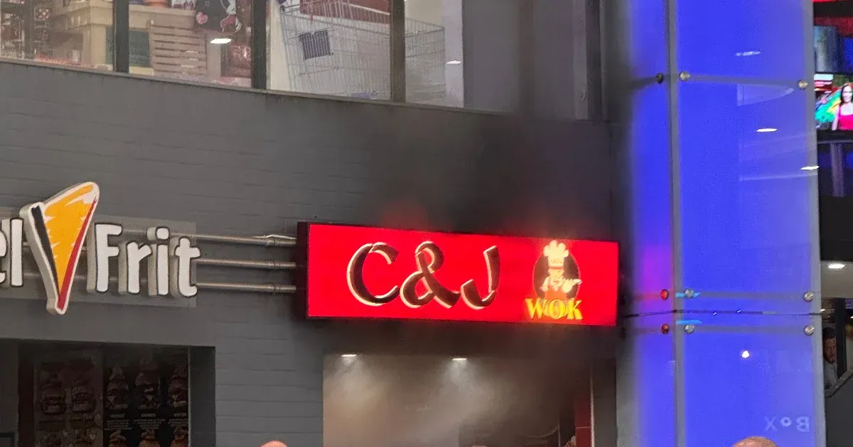 Kiürítették a Pólus Centert, miután kigyulladt az egyik konyha elszívója