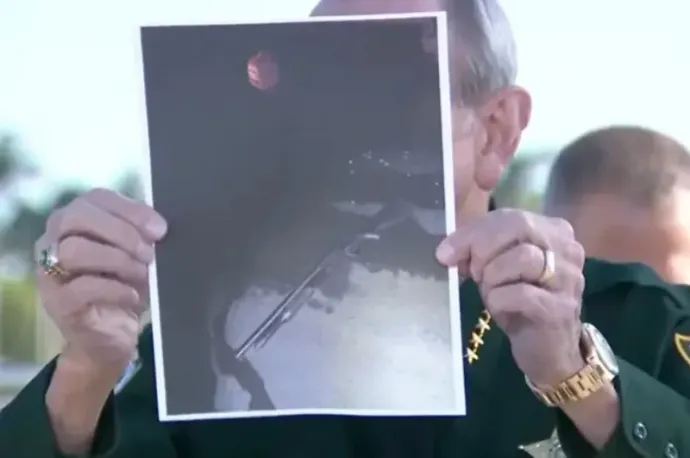 Lelőttek egy férfit, aki fegyverrel és benzinkannával hatolt be Trump Mar-a-Lago rezidenciájának védett területére