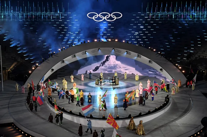 Zászlóvivők a veronai aréna színpadán – Fotó: Gabriel Bouys / AFP