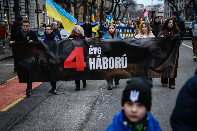 Sötét gyerekrajzok és Magyarország gyűlöletmentes arca: az ukrajnai háború kitörésére emlékeztek Budapesten