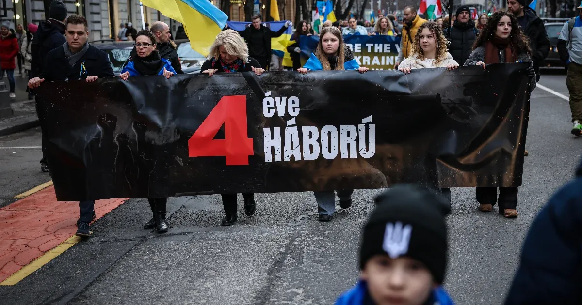 Sötét gyerekrajzok és Magyarország gyűlöletmentes arca: az ukrajnai háború kitörésére emlékeztek Budapesten