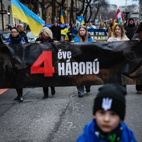 Sötét gyerekrajzok és Magyarország gyűlöletmentes arca: az ukrajnai háború kitörésére emlékeztek Budapesten Kép