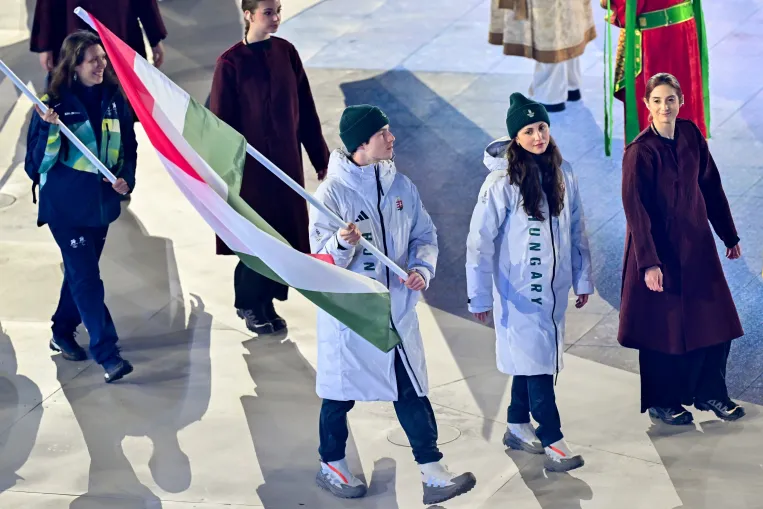 Hiába jelentették be korábban, nem az orosz származású műkorcsolyázók vitték a magyar zászlót a téli olimpia záróünnepségén