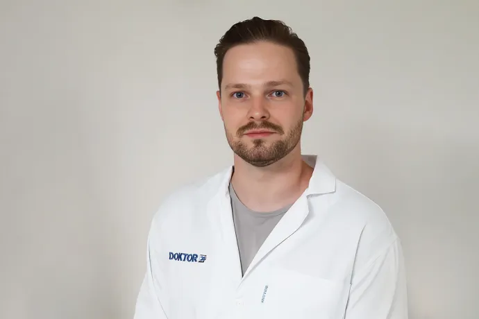 dr. Szabó Ádám, a Doktor24 onkológus szakorvosa – fotó: Doktor24