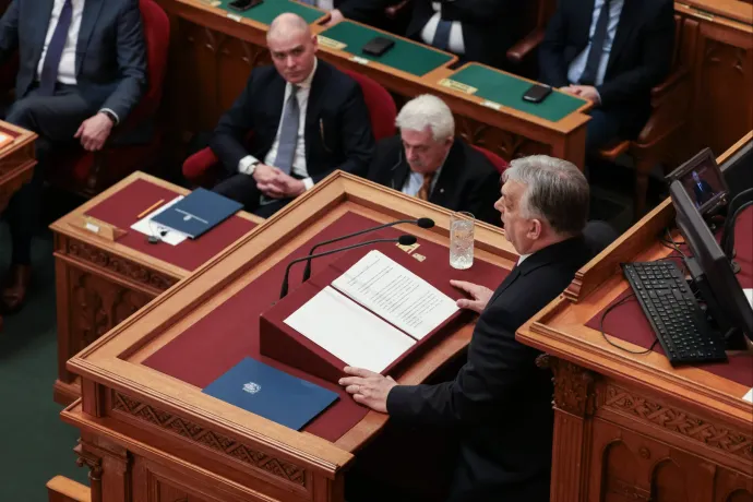 A Momentum kérdése Orbán Viktorhoz: Dolgozna-e a gödi akkumulátorgyárban egy hónapot, inná-e a helyi csapvizet?