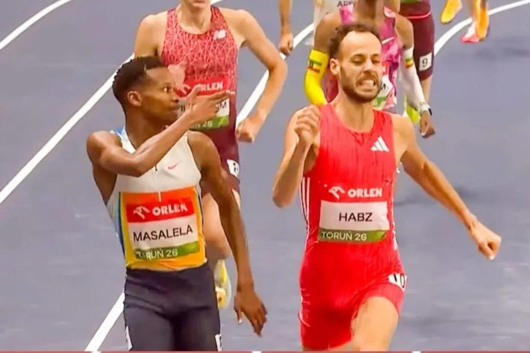 Jó mókának gondolta a győztes futó, hogy a célvonalon fejlövést imitál, kizárták miatta