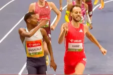 Jó mókának gondolta a győztes futó, hogy a célvonalon fejlövést imitál, kizárták miatta