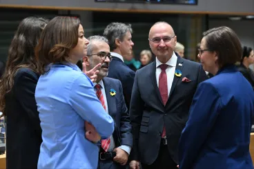 Elárulják a saját harcukat a szabadságért, Magyarország Oroszország érdekeit szolgálja – EU-s reakciók az ukrán kölcsön blokkolásáról