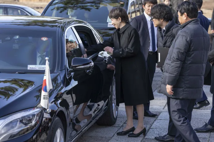 Takaicsi Szanae japán miniszterelnök búcsúzik I Dzsemjong dél-koreai elnöktől találkozójuk után, 2026. január 14-én, a japán Nara prefektúrabeli Ikarugában – Fotó: Yuichi Yamazaki-Pool / Getty Images