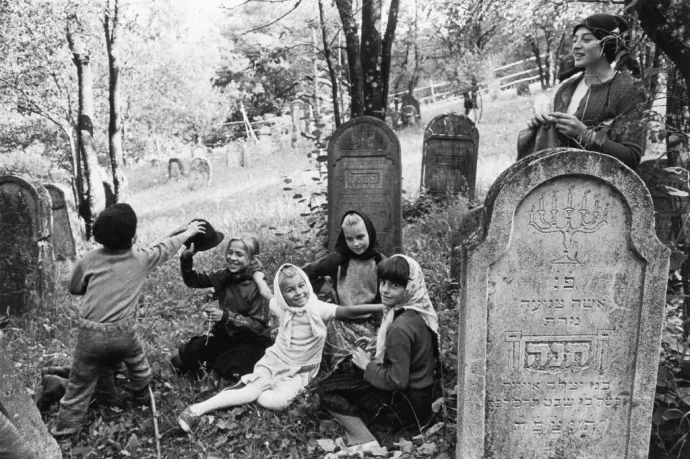 Máramarosi gyerekek játszanak a helyi zsidó temetőben az 1980-as években -Fotó: Francois Le Diascorn / Getty Images