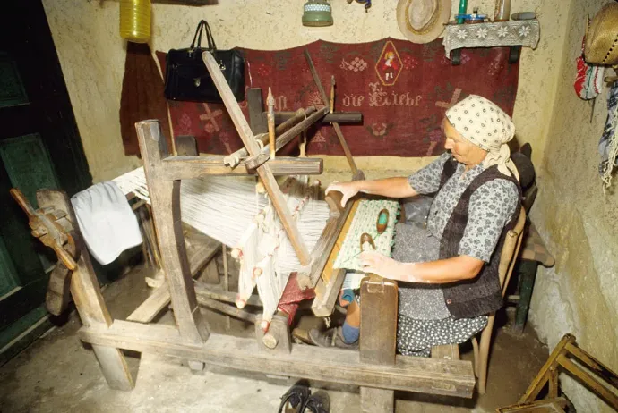 Szász asszony a szövőszéknél a 70-es években – Fotó: Ullstein Bild / Getty Images