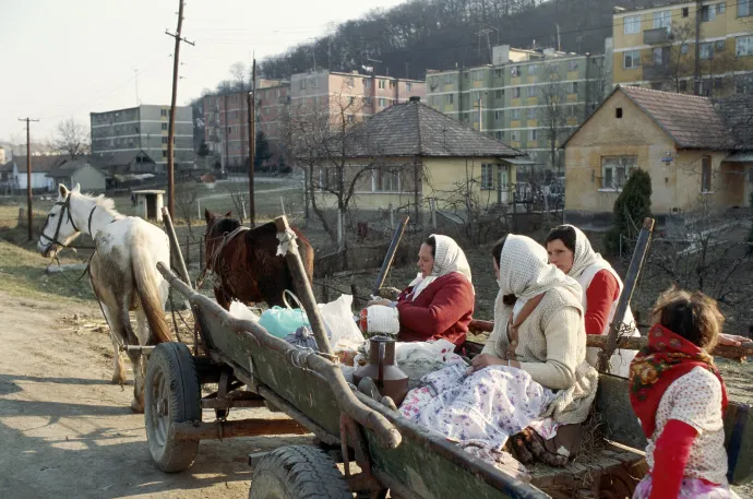 Roma asszonyok és gyerekek a szekéren az 1980-as években – Fotó: Patrick Box / Getty Images