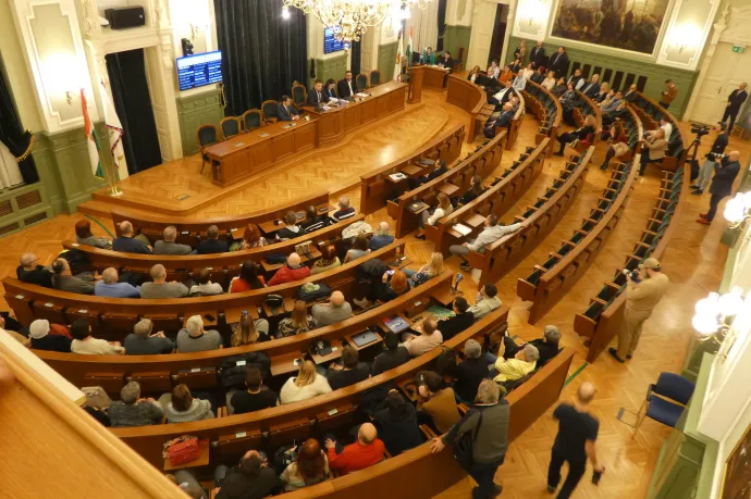 Pintér Bence: Harmadik alkalommal ülünk most úgy a díszteremben, hogy a Fidesz megfutamodott