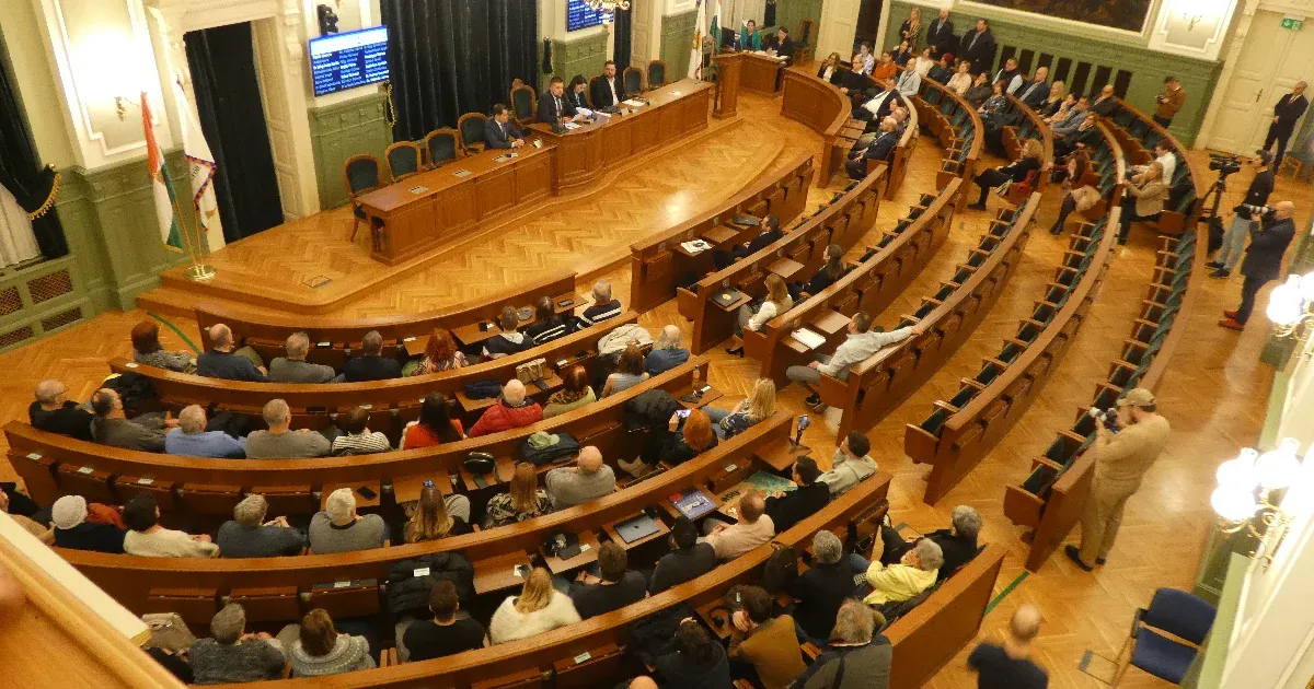 Pintér Bence: Harmadik alkalommal ülünk most úgy a díszteremben, hogy a Fidesz megfutamodott