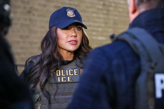 Kristi Noem az ICE egyenruhájában egy idegenrendészeti razzián, 2025. január 28-án – Fotó: U.S. Immigration and Customs Enforcement / Getty Images