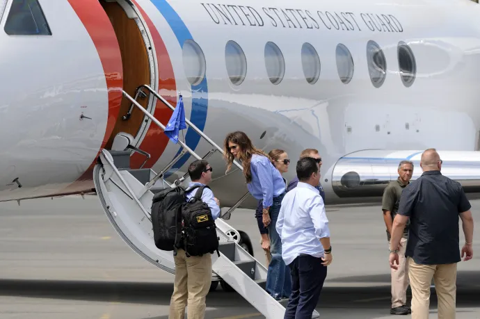 Kristi Noem felszáll Gulfstream repülőgépére, hogy visszatérjen az Egyesült Államokba, miután meglátogatta az Ulpiano Paez légibázist az ecuadori Salinasban, 2025. november 6-án – Fotó: Alex Brandon-Pool / Getty Images