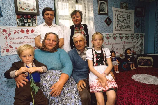 A romániai német, zsidó és roma közösségek története a diktatúra alatt: a deportálásoktól az emigrációig