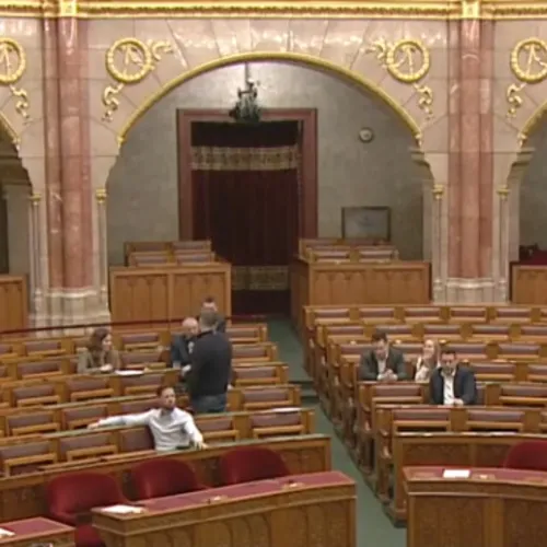 A fideszesek képviselők nem mentek el a parlament Samsung-ügyben összehívott rendkívüli ülésére Kép