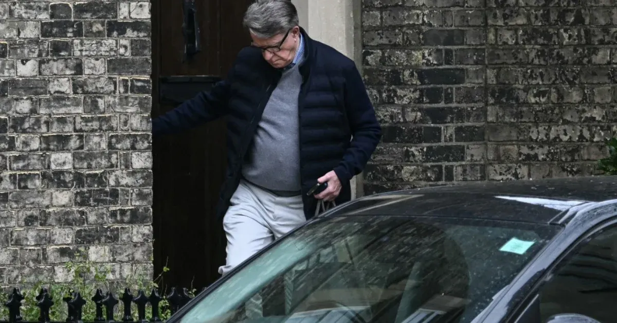 Óvadék ellenében szabadlábra helyezték az Egyesült Királyság volt washingtoni nagykövetét