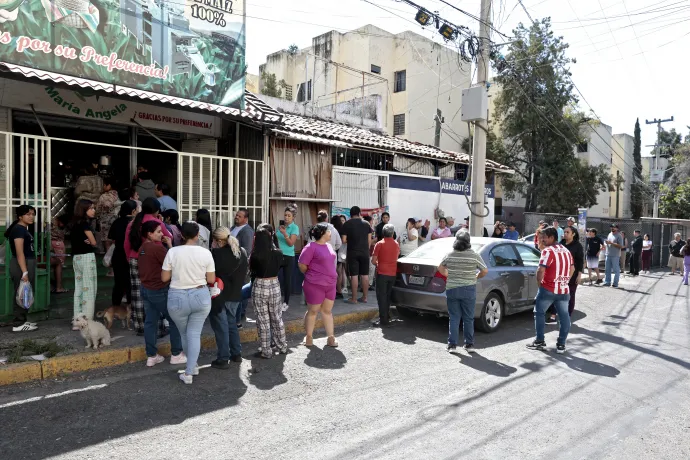 Mivel a szupermarketek zárva tartanak, tömegesen állnak sorba az emberek egy nyitva tartó tortillabüfé előtt, Guadalajara városában, 2026. február 23-án – Fotó: Ulises Ruiz / AFP
