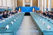 Egy meleg, egy hideg: tompítják az adóemeléseket, de indulnak a közigazgatási visszavágások