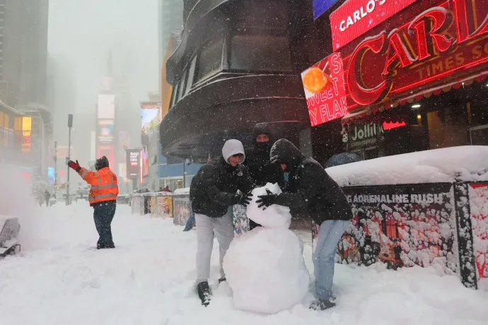 Fiatalok hóembert építenek a Times Square-en 2026. február 23-án – Fotó: Michael M. Santiago / Getty Images