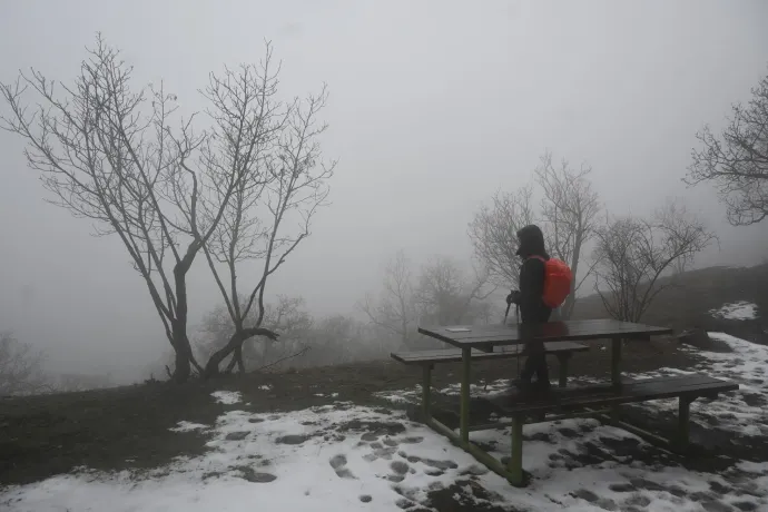 Panoráma téli ködben és nyáron – Fotó: Tenczer Gábor / Telex