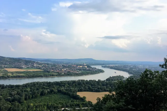 Panoráma téli ködben és nyáron – Fotó: Tenczer Gábor / Telex