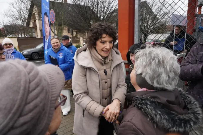 Dobrev Klára Kisvárdán gyűjtött aláírásokat 2026. február 21-én – Fotó: Dobrev Klára / Facebook