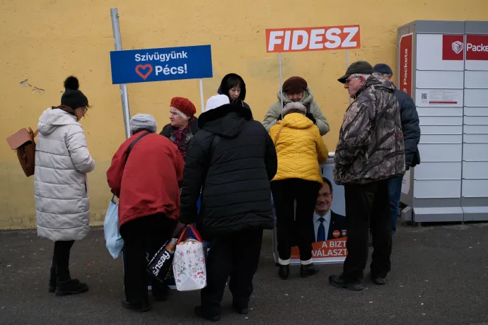 Nagyon eltérő arculattal kampányol a Fidesz két pécsi jelöltje – Fotó: Gűth Ervin / Telex