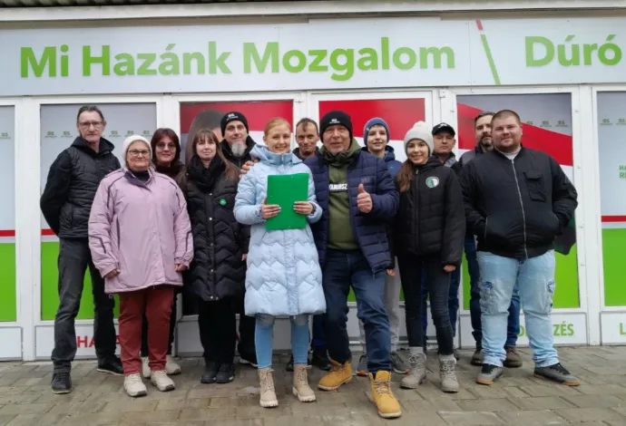 Dúró Dóra, a Mi Hazánk jelöltje az összegyűjtött aláírásokkal 2026. február 21-én – Fotó: Dúró Dóra / Facebook