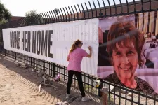 Egymillió dollárt ajánl az elrabolt anyjával kapcsolatos információkért az amerikai műsorvezető