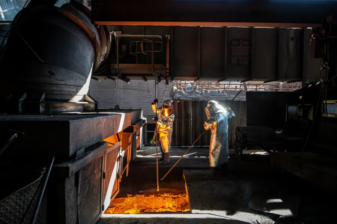 Munkások dolgoznak a Liberty Ostrava nagyolvasztójában, 2020. szeptember 8-án – Fotó: Lukas Kabon / Anadolu / AFP