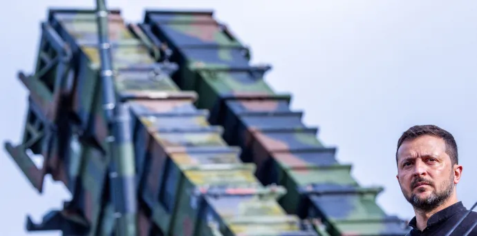 Zelenszkij egy Patriot légvédelmi rendszer indítóállványa előtt – Fotó: Jens Buttner / AFP