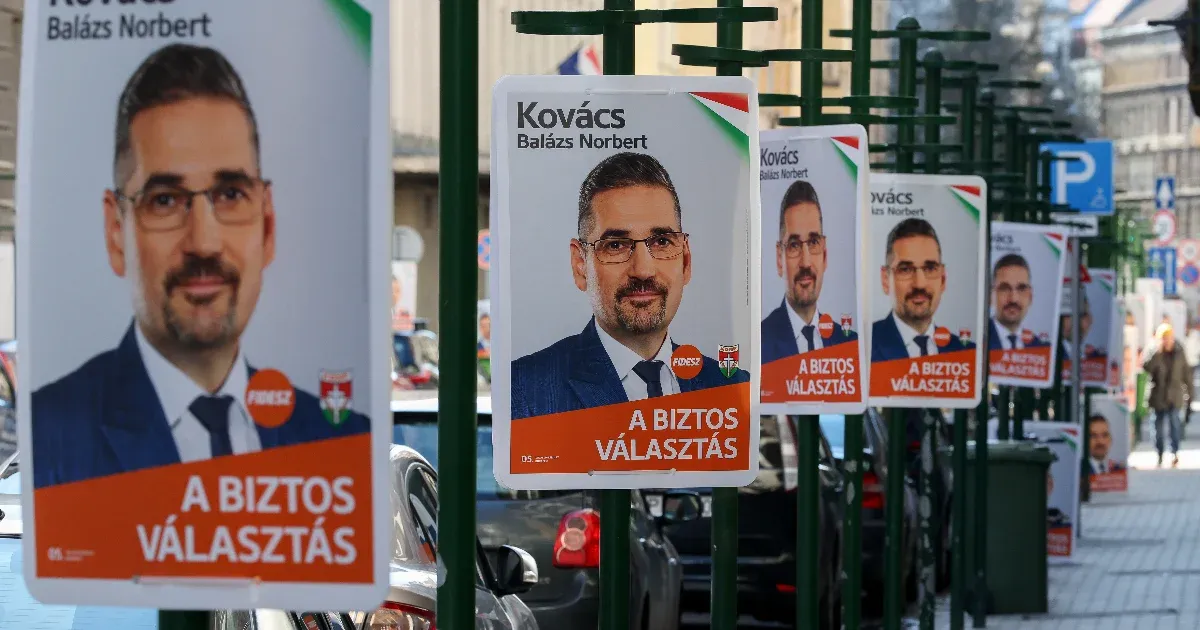 Pár méterenként plakátolta jelöltje arcát Újlipótvárosban.