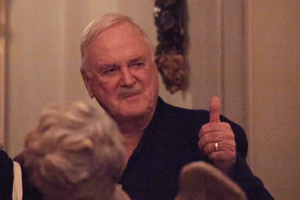 John Cleese beszólt Orbánnak, a miniszterelnök visszaszólt neki