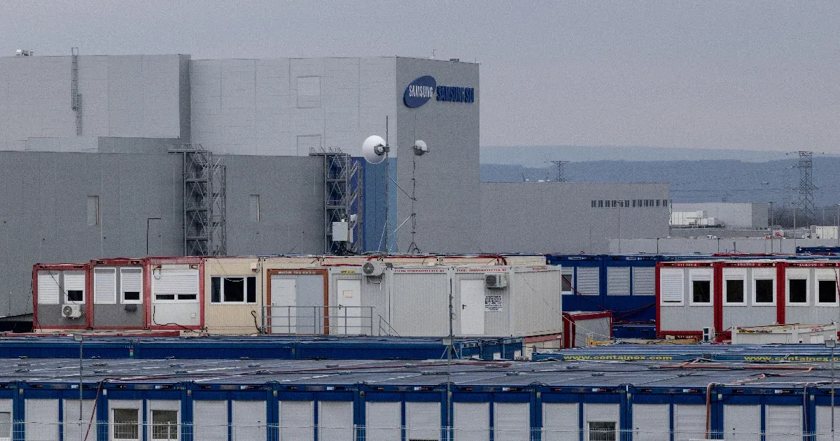 444: Robbanások, mérgezések is történtek a gödi Samsung-gyárban