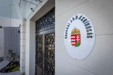 Felfüggesztett börtönre ítélték a tanárt, aki egy egyházi iskolában éveken át a lányok nyakát és lábát simogatta